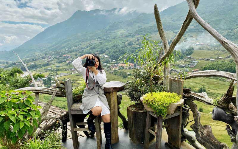 Phiên chợ vùng cao nhộn nhịp tại thung lũng Mường Hoa với người dân địa phương mua bán